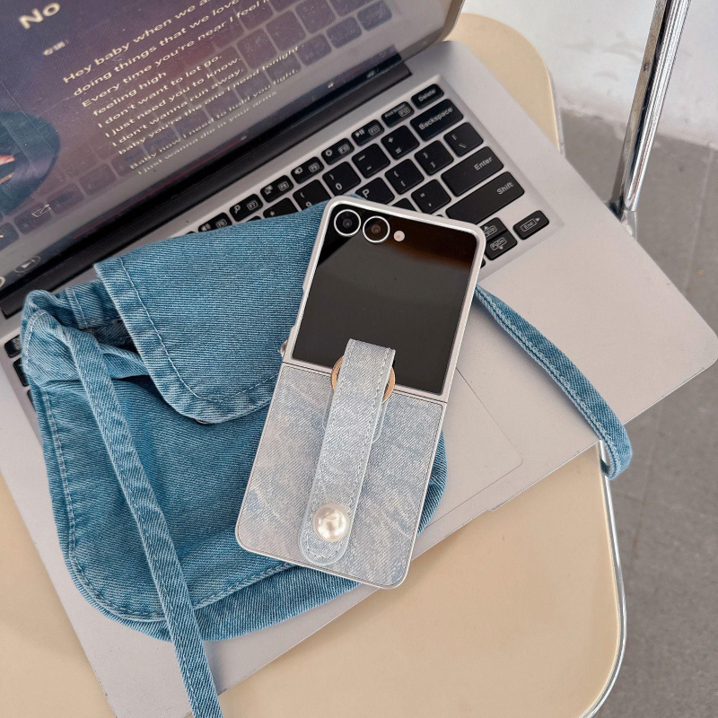 Samsung Z Flip 3 / Z Flip 4 / Z Flip 5 / Z Flip 6 / Z Flip 7 Luxury Pearl Strap Case