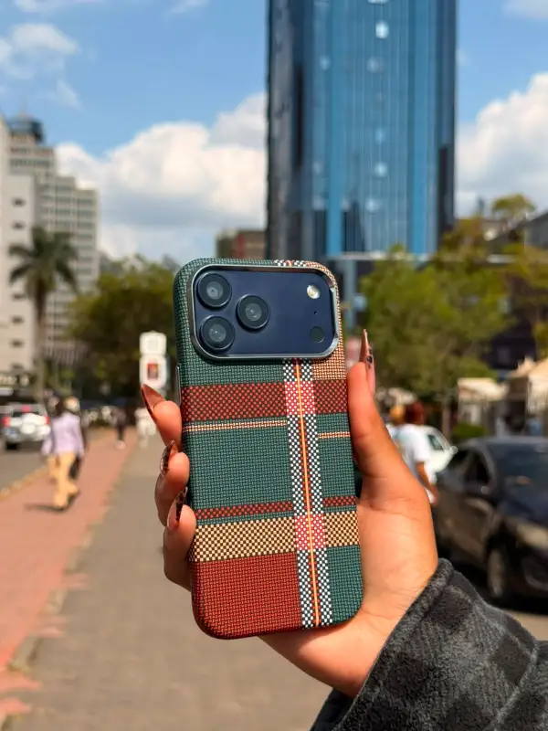 Retro Plaid Elegance Case 🤎✨